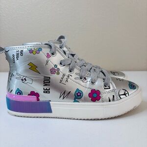 Madden NYC Girls’ Silver High Top Graphic Sneakers Size 3